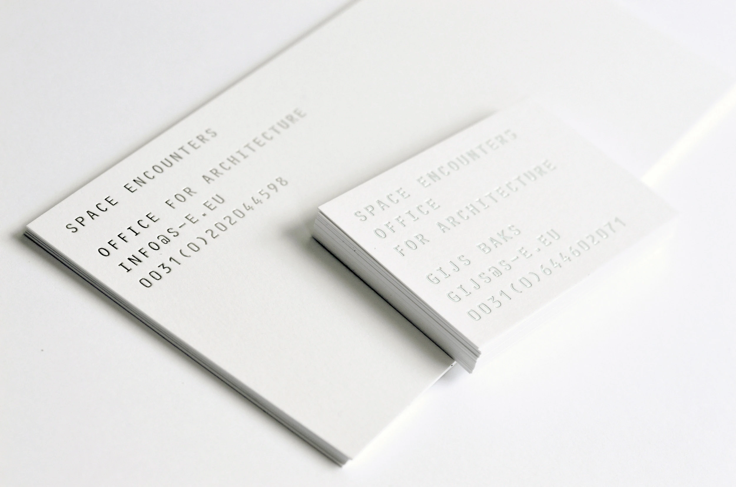 Huisstijl - identiteit voor Space Encounters Office for Architecture. - foto van drukwerk - visitekaartjes - briefpapier · grafisch vormgegeven door Sanne Beeren